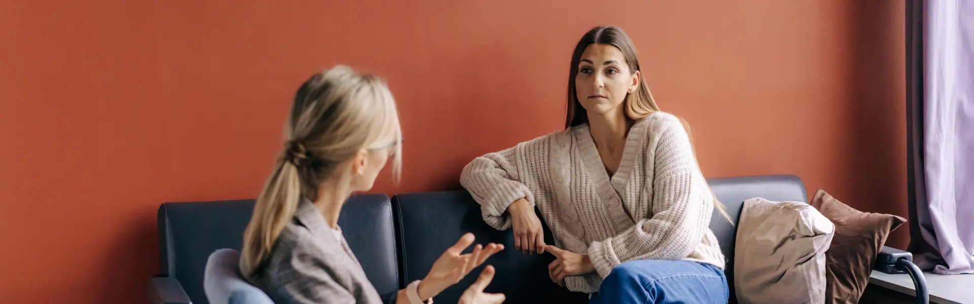 Zwei Frauen im Therapiegespräch