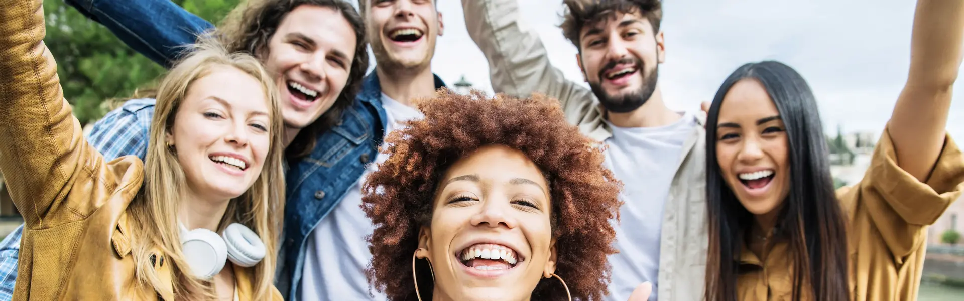 Junge Menschengruppe macht Selfie