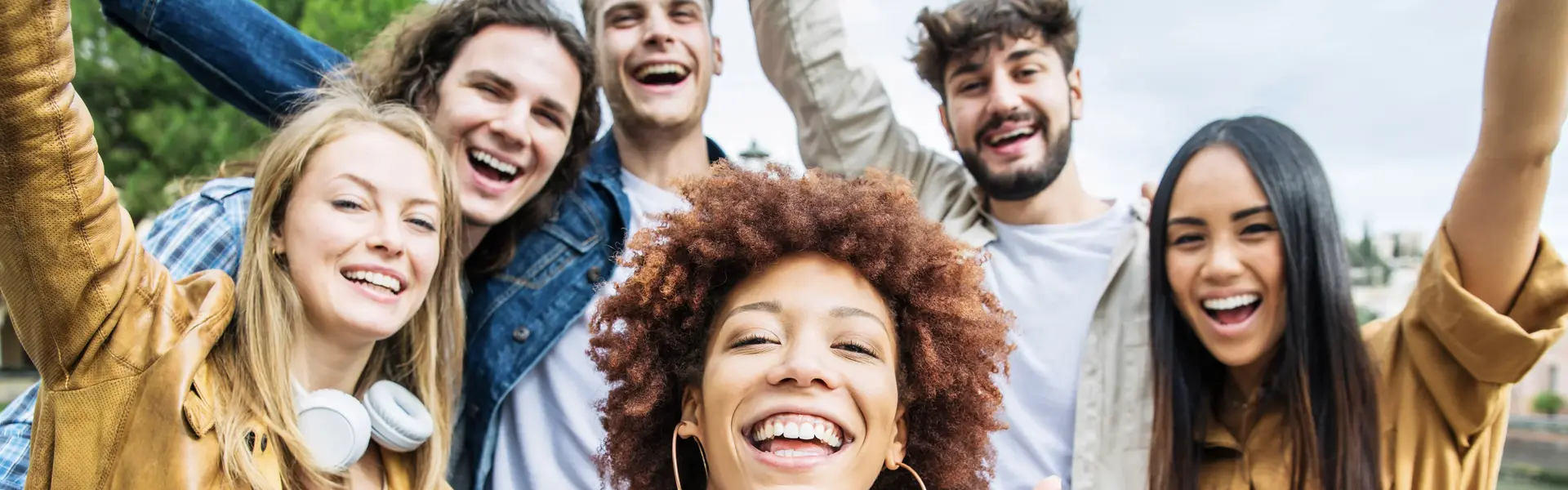 Junge Menschengruppe macht Selfie