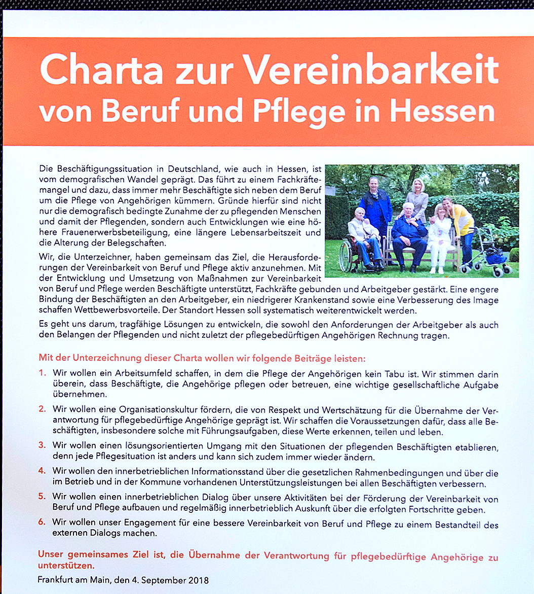 DGD-Kliniken Geschäftsführer Dr. Michael Gerhard erhält von Staatsminister Dr. Wolfgang Dippel die von beiden unterschriebene Charta (Fotografien: Katrin Denkewitz, Bad Homburg).